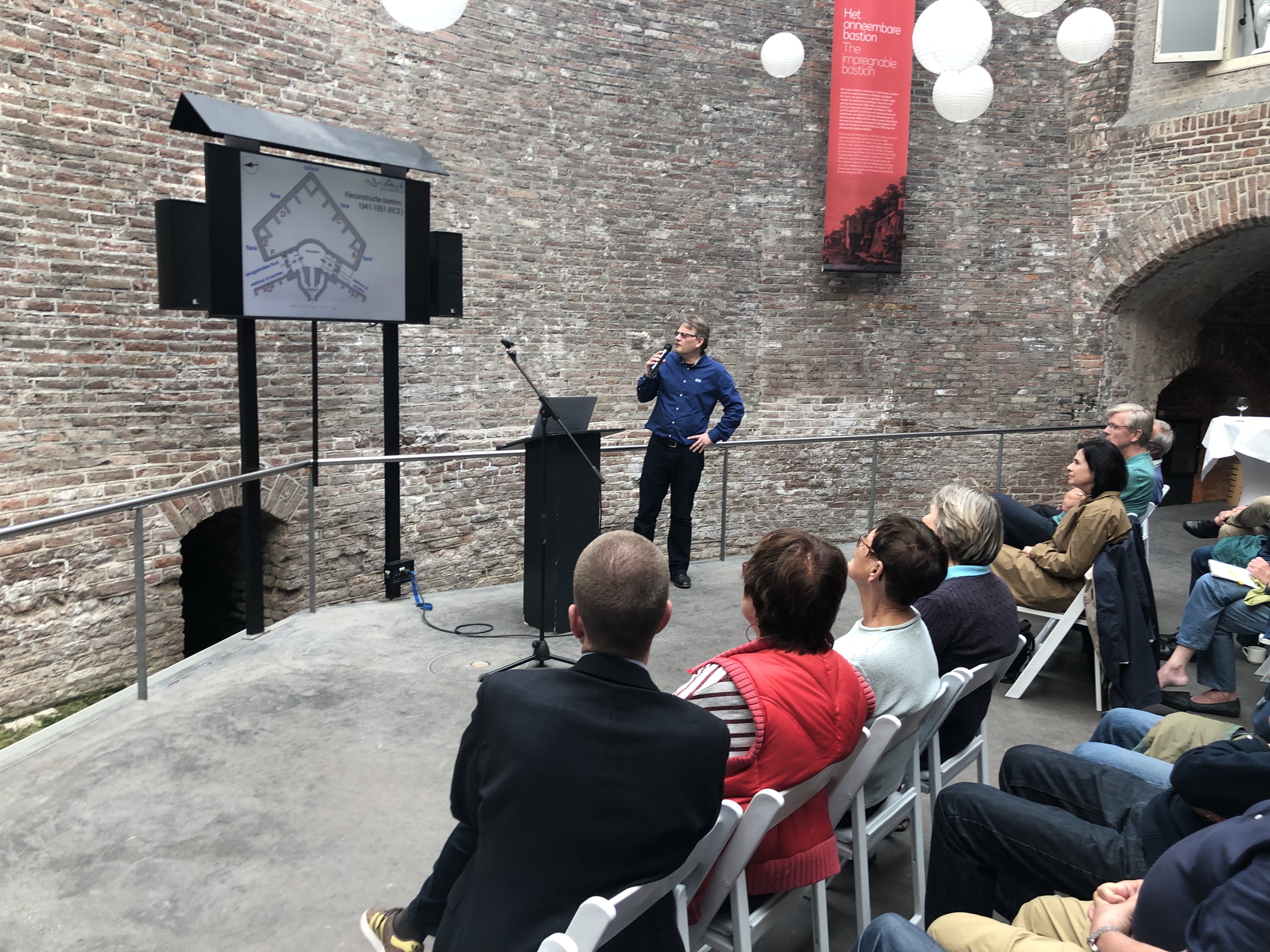 Guido Steenmeijer geeft een presentatie over de bouwhistorie op het Terreplein
